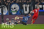 10.03.2026,  Fussball UEFA Championsleague 2025/2026: Achtelfinale, Atalanta Bergamo - FC Bayern München, in der New Balance Arena (Bergamo, Italien), Serge Gnabry (FC Bayern München) trifft zum 0:3 gegen Torwart Marco Carnesecchi (Atalanta Bergamo) und Sead Kolasinac (Atalanta Bergamo) 
  

