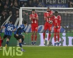 10.03.2026,  Fussball UEFA Championsleague 2025/2026: Achtelfinale, Atalanta Bergamo - FC Bayern München, in der New Balance Arena (Bergamo, Italien), v.l. Aleksandar Pavlovic (Bayern München) , Jonathan Tah (FC Bayern München) und Alphonso Davies (FC Bayern München) in der Mauer,
  

