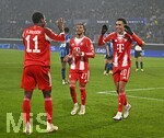 10.03.2026,  Fussball UEFA Championsleague 2025/2026: Achtelfinale, Atalanta Bergamo - FC Bayern München, in der New Balance Arena (Bergamo, Italien), v.l. Nicolas Jackson (FC Bayern München), Michael Olise (FC Bayern München) und Jamal Musiala (Bayern München) jubeln
  

