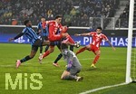 10.03.2026,  Fussball UEFA Championsleague 2025/2026: Achtelfinale, Atalanta Bergamo - FC Bayern München, in der New Balance Arena (Bergamo, Italien), Jamal Musiala (Bayern München) trifft zum 0:6 gegen Torwart Marco Carnesecchi (Atalanta Bergamo) 
  


