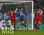 10.03.2026,  Fussball UEFA Championsleague 2025/2026: Achtelfinale, Atalanta Bergamo - FC Bayern München, in der New Balance Arena (Bergamo, Italien), v.l. Torwart Jonas Urbig (FC Bayern München), Dayot Upamecano (FC Bayern München), Lazar Samardzic (Atalanta Bergamo) und Leon Goretzka (FC Bayern München) 
  

