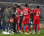 10.03.2026,  Fussball UEFA Championsleague 2025/2026: Achtelfinale, Atalanta Bergamo - FC Bayern München, in der New Balance Arena (Bergamo, Italien), Alphonso Davies (FC Bayern München) geht aus dem Spiel. Trainer Vincent Kompany (FC Bayern München) spendet Trost
  

