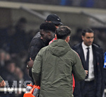 10.03.2026,  Fussball UEFA Championsleague 2025/2026: Achtelfinale, Atalanta Bergamo - FC Bayern München, in der New Balance Arena (Bergamo, Italien), Alphonso Davies (FC Bayern München) geht aus dem Spiel. Trainer Vincent Kompany (FC Bayern München) spendet Trost
  

