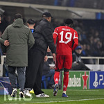 10.03.2026,  Fussball UEFA Championsleague 2025/2026: Achtelfinale, Atalanta Bergamo - FC Bayern München, in der New Balance Arena (Bergamo, Italien), Alphonso Davies (FC Bayern München) geht aus dem Spiel. Trainer Vincent Kompany (FC Bayern München) spendet Trost
  

