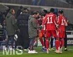 10.03.2026,  Fussball UEFA Championsleague 2025/2026: Achtelfinale, Atalanta Bergamo - FC Bayern München, in der New Balance Arena (Bergamo, Italien), Alphonso Davies (FC Bayern München) geht aus dem Spiel. Trainer Vincent Kompany (FC Bayern München) spendet Trost
  

