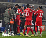 10.03.2026,  Fussball UEFA Championsleague 2025/2026: Achtelfinale, Atalanta Bergamo - FC Bayern München, in der New Balance Arena (Bergamo, Italien), Alphonso Davies (FC Bayern München) geht aus dem Spiel. Trainer Vincent Kompany (FC Bayern München) spendet Trost
  

