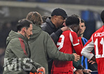 10.03.2026,  Fussball UEFA Championsleague 2025/2026: Achtelfinale, Atalanta Bergamo - FC Bayern München, in der New Balance Arena (Bergamo, Italien), Alphonso Davies (FC Bayern München) geht aus dem Spiel. Trainer Vincent Kompany (FC Bayern München) spendet Trost
  

