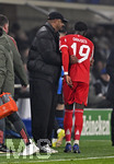 10.03.2026,  Fussball UEFA Championsleague 2025/2026: Achtelfinale, Atalanta Bergamo - FC Bayern München, in der New Balance Arena (Bergamo, Italien), Alphonso Davies (FC Bayern München) geht aus dem Spiel. Trainer Vincent Kompany (FC Bayern München) spendet Trost
  

