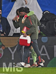10.03.2026,  Fussball UEFA Championsleague 2025/2026: Achtelfinale, Atalanta Bergamo - FC Bayern München, in der New Balance Arena (Bergamo, Italien), Torwart Jonas Urbig (FC Bayern München) wird verletzt vom Spielfeld gestützt
  

