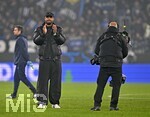 10.03.2026,  Fussball UEFA Championsleague 2025/2026: Achtelfinale, Atalanta Bergamo - FC Bayern München, in der New Balance Arena (Bergamo, Italien), Trainer Vincent Kompany (FC Bayern München) ist angespannt, er bedankt sich beid en Fans
  

