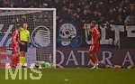 10.03.2026,  Fussball UEFA Championsleague 2025/2026: Achtelfinale, Atalanta Bergamo - FC Bayern München, in der New Balance Arena (Bergamo, Italien), Torwart Jonas Urbig (FC Bayern München) verletzt am Boden.
  

