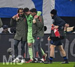 10.03.2026,  Fussball UEFA Championsleague 2025/2026: Achtelfinale, Atalanta Bergamo - FC Bayern München, in der New Balance Arena (Bergamo, Italien), Torwart Jonas Urbig (FC Bayern München) wird verletzt vom Spielfeld gestützt
  

