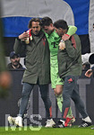 10.03.2026,  Fussball UEFA Championsleague 2025/2026: Achtelfinale, Atalanta Bergamo - FC Bayern München, in der New Balance Arena (Bergamo, Italien), Torwart Jonas Urbig (FC Bayern München) wird verletzt vom Spielfeld gestützt
  

