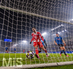 10.03.2026,  Fussball UEFA Championsleague 2025/2026: Achtelfinale, Atalanta Bergamo - FC Bayern München, in der New Balance Arena (Bergamo, Italien),  Torschuss zum 6:0 von Jamal Musiala (li, Bayern München) der jubelnd abdreht. 