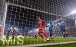 10.03.2026,  Fussball UEFA Championsleague 2025/2026: Achtelfinale, Atalanta Bergamo - FC Bayern München, in der New Balance Arena (Bergamo, Italien),  Torschuss zum 6:0 von Jamal Musiala (Bayern München) der jubelnd abdreht. li: Torwart Marco Carnesecchi (Atalanta Bergamo) frustriert.