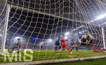 10.03.2026,  Fussball UEFA Championsleague 2025/2026: Achtelfinale, Atalanta Bergamo - FC Bayern München, in der New Balance Arena (Bergamo, Italien),  Torschuss zum 6:0 von Jamal Musiala (re, Bayern München) der jubelnd abdreht. li: Gianluca Scamacca (Atalanta Bergamo).