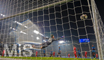 10.03.2026,  Fussball UEFA Championsleague 2025/2026: Achtelfinale, Atalanta Bergamo - FC Bayern München, in der New Balance Arena (Bergamo, Italien),  Torschuss zum 0:5 von Michael Olise (mitte hinten, FC Bayern München), Torwart Marco Carnesecchi (Atalanta Bergamo) fliegt vergeblich.