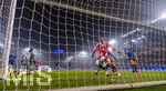 10.03.2026,  Fussball UEFA Championsleague 2025/2026: Achtelfinale, Atalanta Bergamo - FC Bayern München, in der New Balance Arena (Bergamo, Italien),  Torschuss zum 6:0 von Jamal Musiala (re, Bayern München) der jubelnd abdreht.  li: Torwart Marco Carnesecchi (Atalanta Bergamo) am Boden.