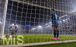 10.03.2026,  Fussball UEFA Championsleague 2025/2026: Achtelfinale, Atalanta Bergamo - FC Bayern München, in der New Balance Arena (Bergamo, Italien),  Torwart Marco Carnesecchi (Atalanta Bergamo) geschockt am Boden, nach dem erneuten Gegentor, es steht 0:5. re: Yunus Musah (Atalanta Bergamo) 