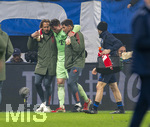 10.03.2026,  Fussball UEFA Championsleague 2025/2026: Achtelfinale, Atalanta Bergamo - FC Bayern München, in der New Balance Arena (Bergamo, Italien),  Torwart Jonas Urbig (FC Bayern München) wird mit Kopfverletzung vom Platz geführt