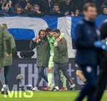10.03.2026,  Fussball UEFA Championsleague 2025/2026: Achtelfinale, Atalanta Bergamo - FC Bayern München, in der New Balance Arena (Bergamo, Italien),  Torwart Jonas Urbig (FC Bayern München) wird mit Kopfverletzung vom Platz geführt