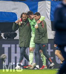 10.03.2026,  Fussball UEFA Championsleague 2025/2026: Achtelfinale, Atalanta Bergamo - FC Bayern München, in der New Balance Arena (Bergamo, Italien),  Torwart Jonas Urbig (FC Bayern München) wird mit Kopfverletzung vom Platz geführt
