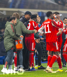10.03.2026,  Fussball UEFA Championsleague 2025/2026: Achtelfinale, Atalanta Bergamo - FC Bayern München, in der New Balance Arena (Bergamo, Italien),  Trainer Vincent Kompany (mitte, FC Bayern München) wechselt Alphonso Davies (FC Bayern München) aus der sich verletzt hat.