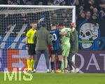 10.03.2026,  Fussball UEFA Championsleague 2025/2026: Achtelfinale, Atalanta Bergamo - FC Bayern München, in der New Balance Arena (Bergamo, Italien),  Torwart Jonas Urbig (FC Bayern München) wird nach zusammenprall mit Kopfverletzung vom Platz geführt