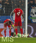 10.03.2026,  Fussball UEFA Championsleague 2025/2026: Achtelfinale, Atalanta Bergamo - FC Bayern München, in der New Balance Arena (Bergamo, Italien),  Torwart Jonas Urbig (li, FC Bayern München) liegt nach zusammenprall mit Kopfverletzung am Boden. Joshua Kimmich (FC Bayern München) und Jonathan Tah (FC Bayern München) kümmern sich um ihn  