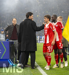 10.03.2026,  Fussball UEFA Championsleague 2025/2026: Achtelfinale, Atalanta Bergamo - FC Bayern München, in der New Balance Arena (Bergamo, Italien),  Mats Hummels (li) shakehands mit Dayot Upamecano (FC Bayern München) und Tom Bischof (Bayern München)  