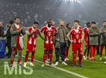 10.03.2026,  Fussball UEFA Championsleague 2025/2026: Achtelfinale, Atalanta Bergamo - FC Bayern München, in der New Balance Arena (Bergamo, Italien), FC Bayern Schlussjubel mit betretenen Minen, Aleksandar Pavlovic (Bayern München) , Luis Diaz (FC Bayern München) Dayot Upamecano (FC Bayern München), Konrad Laimer (FC Bayern München), Joshua Kimmich (FC Bayern München), 