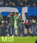 10.03.2026,  Fussball UEFA Championsleague 2025/2026: Achtelfinale, Atalanta Bergamo - FC Bayern München, in der New Balance Arena (Bergamo, Italien),  Torwart Jonas Urbig (FC Bayern München) wird mit Kopfverletzung vom Platz geführt