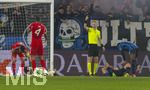 10.03.2026,  Fussball UEFA Championsleague 2025/2026: Achtelfinale, Atalanta Bergamo - FC Bayern München, in der New Balance Arena (Bergamo, Italien),  Torwart Jonas Urbig (li, FC Bayern München) liegt nach zusammenprall mit Kopfverletzung am Boden. Joshua Kimmich (FC Bayern München) und Jonathan Tah (FC Bayern München) kümmern sich um ihn 