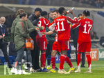 10.03.2026,  Fussball UEFA Championsleague 2025/2026: Achtelfinale, Atalanta Bergamo - FC Bayern München, in der New Balance Arena (Bergamo, Italien),  Trainer Vincent Kompany (mitte, FC Bayern München) wechselt Alphonso Davies (FC Bayern München) aus der sich verletzt hat.