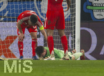 10.03.2026,  Fussball UEFA Championsleague 2025/2026: Achtelfinale, Atalanta Bergamo - FC Bayern München, in der New Balance Arena (Bergamo, Italien),  Torwart Jonas Urbig (li, FC Bayern München) liegt nach zusammenprall mit Kopfverletzung am Boden. Joshua Kimmich (FC Bayern München) und Jonathan Tah (FC Bayern München) kümmern sich um ihn  