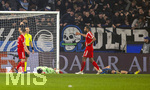 10.03.2026,  Fussball UEFA Championsleague 2025/2026: Achtelfinale, Atalanta Bergamo - FC Bayern München, in der New Balance Arena (Bergamo, Italien),  Torwart Jonas Urbig (li, FC Bayern München) liegt nach zusammenprall mit Kopfverletzung am Boden. Joshua Kimmich (FC Bayern München) und Jonathan Tah (FC Bayern München) kümmern sich um ihn 