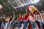 10.03.2026,  Fussball UEFA Championsleague 2025/2026: Achtelfinale, Atalanta Bergamo - FC Bayern München, in der New Balance Arena (Bergamo, Italien), Bayernfans feiern den Sieg frenetisch in ihrer Kurve.