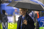 10.03.2026,  Fussball UEFA Championsleague 2025/2026: Achtelfinale, Atalanta Bergamo - FC Bayern München, in der New Balance Arena (Bergamo, Italien),  Sport-Moderatorin Lena Cassel mit Regenschirm.