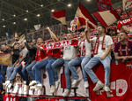 10.03.2026,  Fussball UEFA Championsleague 2025/2026: Achtelfinale, Atalanta Bergamo - FC Bayern München, in der New Balance Arena (Bergamo, Italien), Bayernfans feiern den Sieg frenetisch in ihrer Kurve.