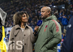 10.03.2026,  Fussball UEFA Championsleague 2025/2026: Achtelfinale, Atalanta Bergamo - FC Bayern München, in der New Balance Arena (Bergamo, Italien), Trainer Vincent Kompany (FC Bayern München) beim TV-Interview mit Moderatorin Cayana Adjei-Freeman (li, Amazon Prime)