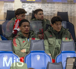 10.03.2026,  Fussball UEFA Championsleague 2025/2026: Achtelfinale, Atalanta Bergamo - FC Bayern München, in der New Balance Arena (Bergamo, Italien), Ersatzbank, v.li: Torwart Leonard Prescott (FC Bayern München), Min-jae Kim (Bayern München, Minjae Kim) 