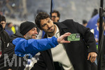 10.03.2026,  Fussball UEFA Championsleague 2025/2026: Achtelfinale, Atalanta Bergamo - FC Bayern München, in der New Balance Arena (Bergamo, Italien), Mats Hummels macht mit Fans Selfies.