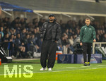 10.03.2026,  Fussball UEFA Championsleague 2025/2026: Achtelfinale, Atalanta Bergamo - FC Bayern München, in der New Balance Arena (Bergamo, Italien), Trainer Vincent Kompany (FC Bayern München) nachdenklich an der Seitenlinie mit XXL-Hose und schwarzer Daunen-Stepjacke.