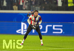 10.03.2026,  Fussball UEFA Championsleague 2025/2026: Achtelfinale, Atalanta Bergamo - FC Bayern München, in der New Balance Arena (Bergamo, Italien), Torwart Leonard Prescott (FC Bayern München) beim Aufwärmen.