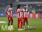 10.03.2026,  Fussball UEFA Championsleague 2025/2026: Achtelfinale, Atalanta Bergamo - FC Bayern München, in der New Balance Arena (Bergamo, Italien), Aufwärmen, v.li: Nicolas Jackson (FC Bayern München), Michael Olise (FC Bayern München) mit langer Mütze, Serge Gnabry (FC Bayern München) 