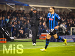 10.03.2026,  Fussball UEFA Championsleague 2025/2026: Achtelfinale, Atalanta Bergamo - FC Bayern München, in der New Balance Arena (Bergamo, Italien), Trainer Vincent Kompany (FC Bayern München) gestikuliert an der Seitenlinie mit XXL-Hose und schwarzer Daunen-Stepjacke. 