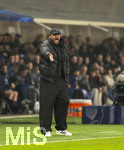10.03.2026,  Fussball UEFA Championsleague 2025/2026: Achtelfinale, Atalanta Bergamo - FC Bayern München, in der New Balance Arena (Bergamo, Italien), Trainer Vincent Kompany (FC Bayern München) gestikuliert an der Seitenlinie mit XXL-Hose und schwarzer Daunen-Stepjacke.