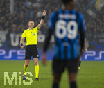 10.03.2026,  Fussball UEFA Championsleague 2025/2026: Achtelfinale, Atalanta Bergamo - FC Bayern München, in der New Balance Arena (Bergamo, Italien), Schiedsrichter Espen Eskas (Norwegen) zeigt die Sekunden an bei dem Torwartabschlag mit seinen Fingern an