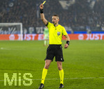 10.03.2026,  Fussball UEFA Championsleague 2025/2026: Achtelfinale, Atalanta Bergamo - FC Bayern München, in der New Balance Arena (Bergamo, Italien), Schiedsrichter Espen Eskas (Norwegen) zeigt die gelbe Karte.