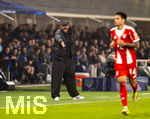 10.03.2026,  Fussball UEFA Championsleague 2025/2026: Achtelfinale, Atalanta Bergamo - FC Bayern München, in der New Balance Arena (Bergamo, Italien), Trainer Vincent Kompany (FC Bayern München) gestikuliert an der Seitenlinie mit XXL-Hose und schwarzer Daunen-Stepjacke.